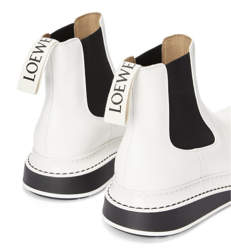 Chelsea boot in nappa calfskin with elasticated sides. Seasonal color soft white with contrast sole.